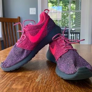 Pink/purple Nike Roshe shoe
